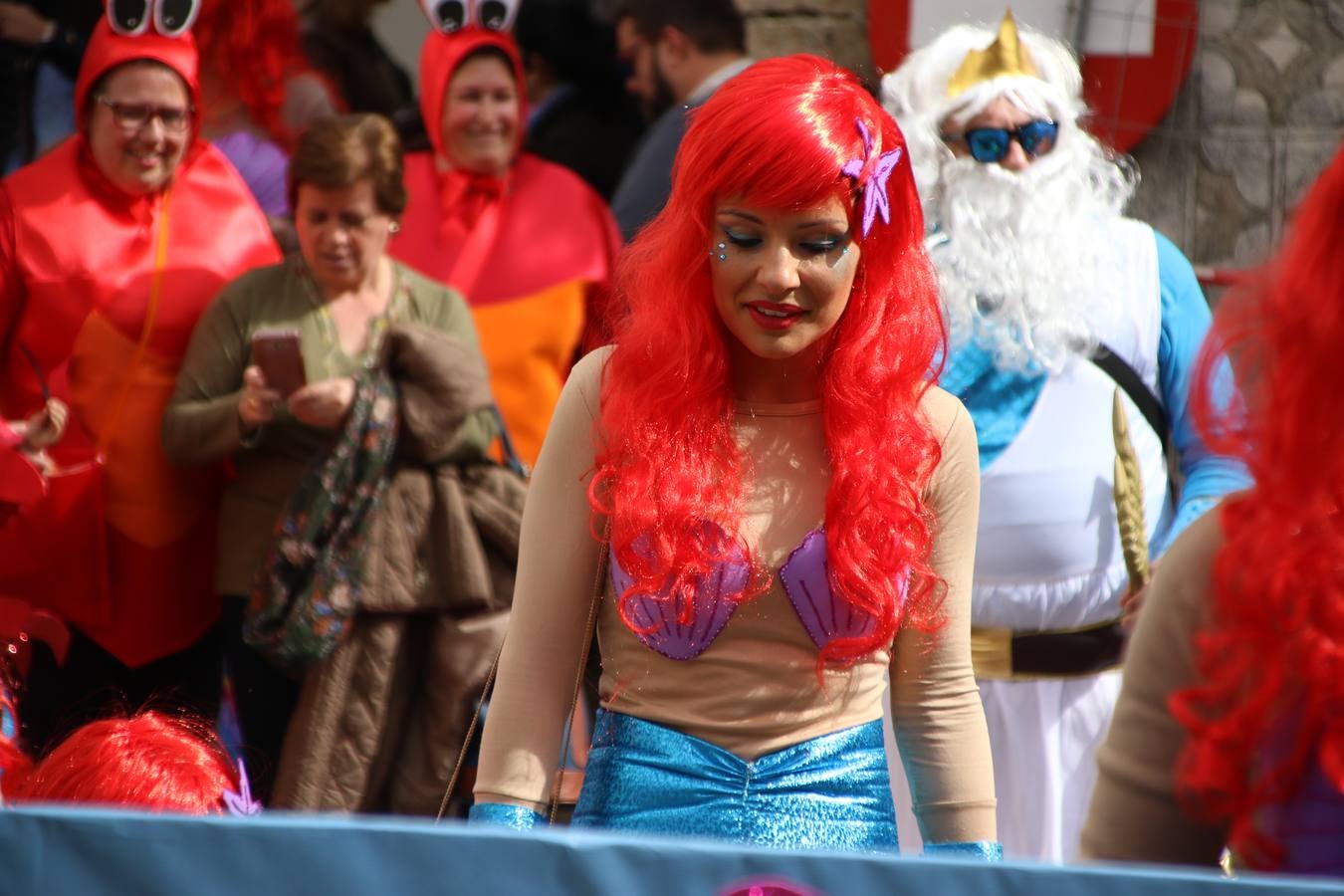 Disfrazados de payasos, exploradores, robot, personajes de Disney, diablos, animales, pintores, entre otros, centenares de niños y niñas han recorrido las calles de Jerez llenando de color y alegría todo a su alrededor, y dando comienzo, así, al Carnaval jerezano 2019.
