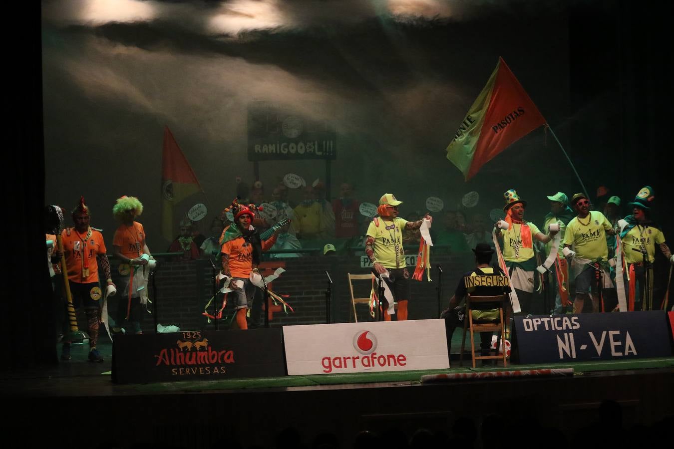 El Cine-Teatro Balboa acogió, anoche, una nueva edición del tradicional 'Certamen de murgas'. Un despliegue de humor, parodia e ironía con el que 'Los Pasotas', 'Las Inesperadas 2.0' y 'Los Carapipas' sedujeron al público asistente. Más allá del colorido y la extravagancia de sus trajes, sus letras exteriorizaron inquietudes y preocupaciones, convirtiéndose en fiel reflejo de la sociedad jerezana. Pasodobles, cuplés y popurrís, compuestos por letras reivindicativas, críticas, de agradecimiento y homenaje, volvieron, un año más, a subirse al escenario.