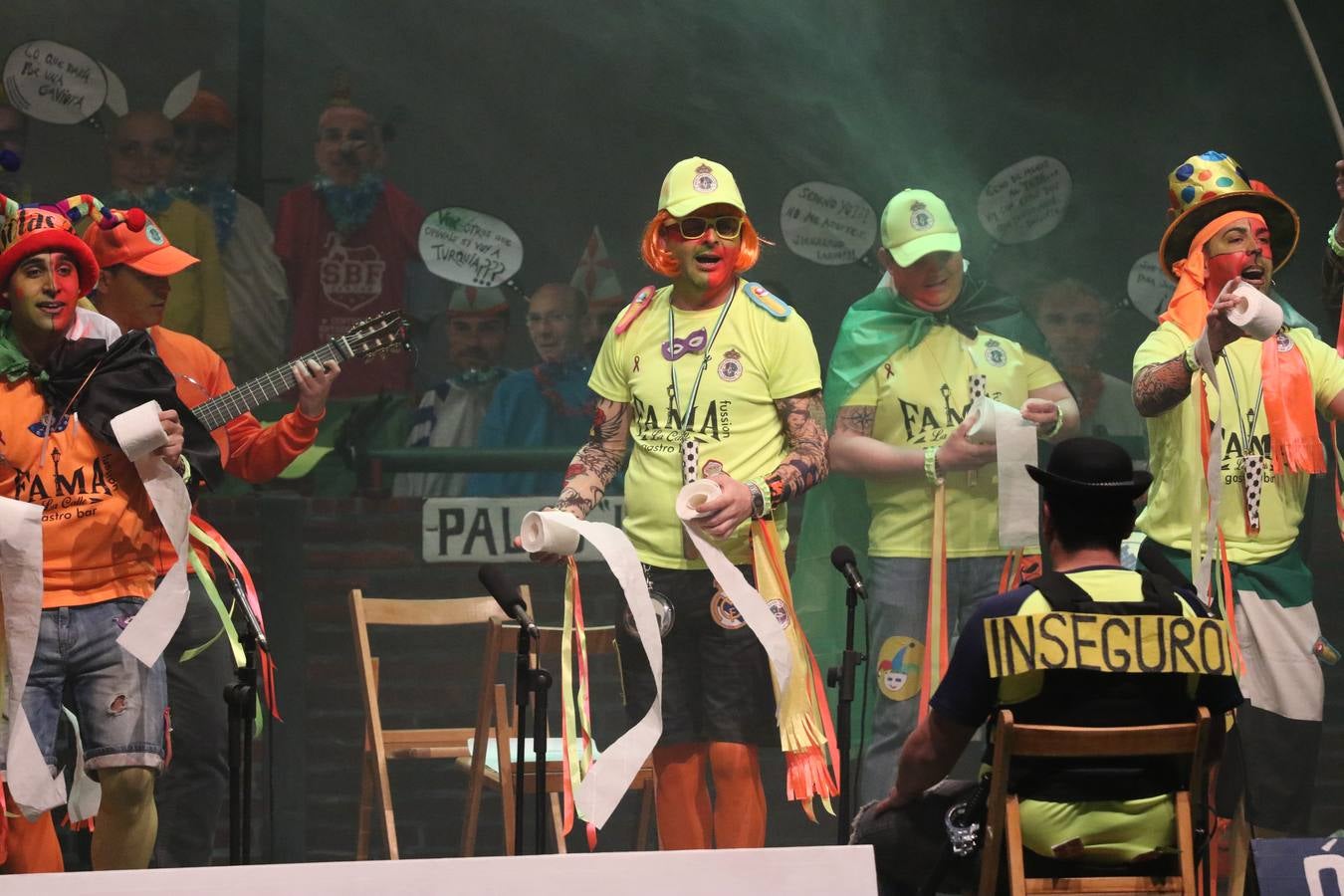 El Cine-Teatro Balboa acogió, anoche, una nueva edición del tradicional 'Certamen de murgas'. Un despliegue de humor, parodia e ironía con el que 'Los Pasotas', 'Las Inesperadas 2.0' y 'Los Carapipas' sedujeron al público asistente. Más allá del colorido y la extravagancia de sus trajes, sus letras exteriorizaron inquietudes y preocupaciones, convirtiéndose en fiel reflejo de la sociedad jerezana. Pasodobles, cuplés y popurrís, compuestos por letras reivindicativas, críticas, de agradecimiento y homenaje, volvieron, un año más, a subirse al escenario.