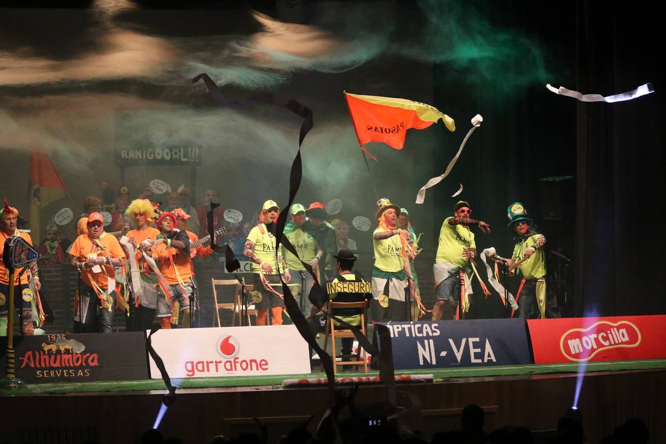 El Cine-Teatro Balboa acogió, anoche, una nueva edición del tradicional 'Certamen de murgas'. Un despliegue de humor, parodia e ironía con el que 'Los Pasotas', 'Las Inesperadas 2.0' y 'Los Carapipas' sedujeron al público asistente. Más allá del colorido y la extravagancia de sus trajes, sus letras exteriorizaron inquietudes y preocupaciones, convirtiéndose en fiel reflejo de la sociedad jerezana. Pasodobles, cuplés y popurrís, compuestos por letras reivindicativas, críticas, de agradecimiento y homenaje, volvieron, un año más, a subirse al escenario.