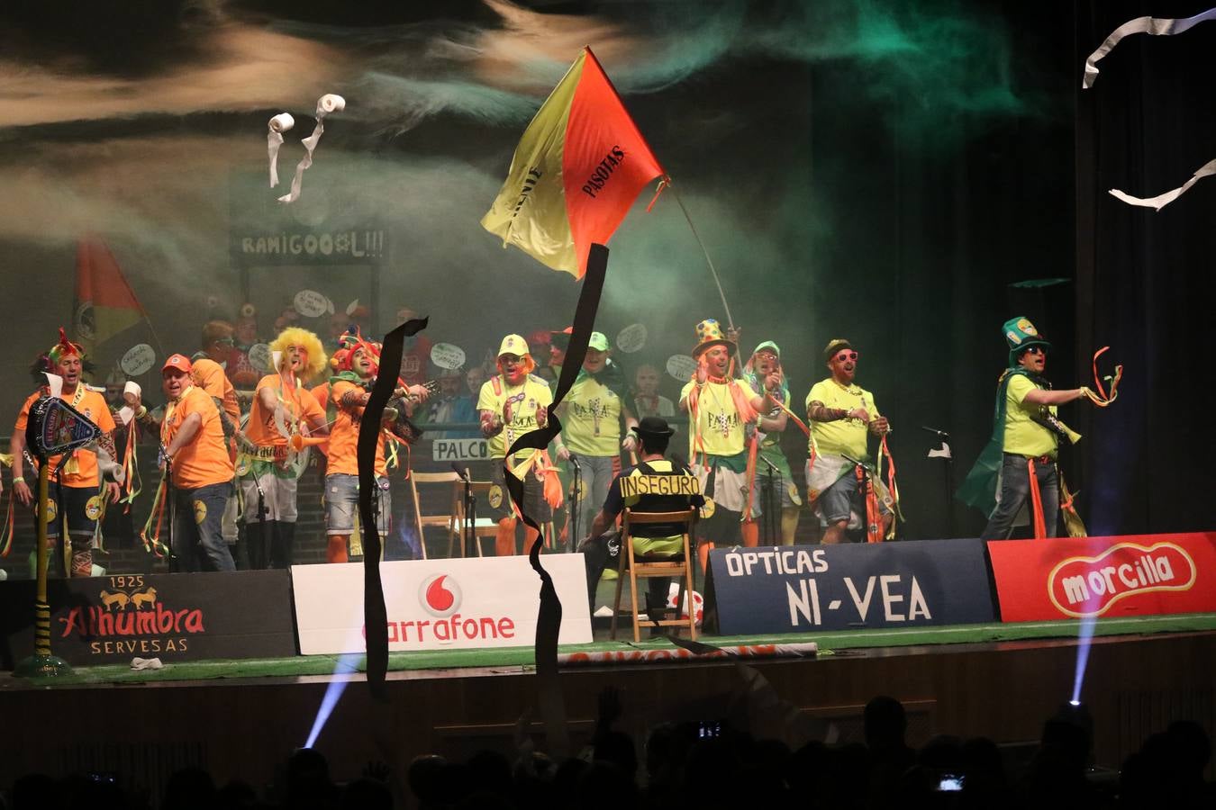 El Cine-Teatro Balboa acogió, anoche, una nueva edición del tradicional 'Certamen de murgas'. Un despliegue de humor, parodia e ironía con el que 'Los Pasotas', 'Las Inesperadas 2.0' y 'Los Carapipas' sedujeron al público asistente. Más allá del colorido y la extravagancia de sus trajes, sus letras exteriorizaron inquietudes y preocupaciones, convirtiéndose en fiel reflejo de la sociedad jerezana. Pasodobles, cuplés y popurrís, compuestos por letras reivindicativas, críticas, de agradecimiento y homenaje, volvieron, un año más, a subirse al escenario.