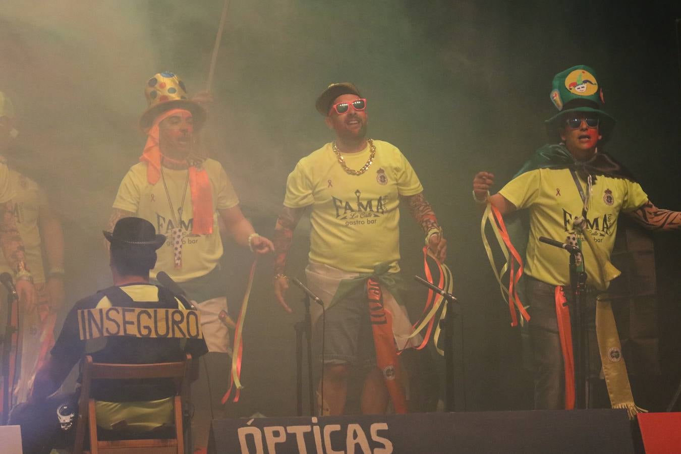 El Cine-Teatro Balboa acogió, anoche, una nueva edición del tradicional 'Certamen de murgas'. Un despliegue de humor, parodia e ironía con el que 'Los Pasotas', 'Las Inesperadas 2.0' y 'Los Carapipas' sedujeron al público asistente. Más allá del colorido y la extravagancia de sus trajes, sus letras exteriorizaron inquietudes y preocupaciones, convirtiéndose en fiel reflejo de la sociedad jerezana. Pasodobles, cuplés y popurrís, compuestos por letras reivindicativas, críticas, de agradecimiento y homenaje, volvieron, un año más, a subirse al escenario.