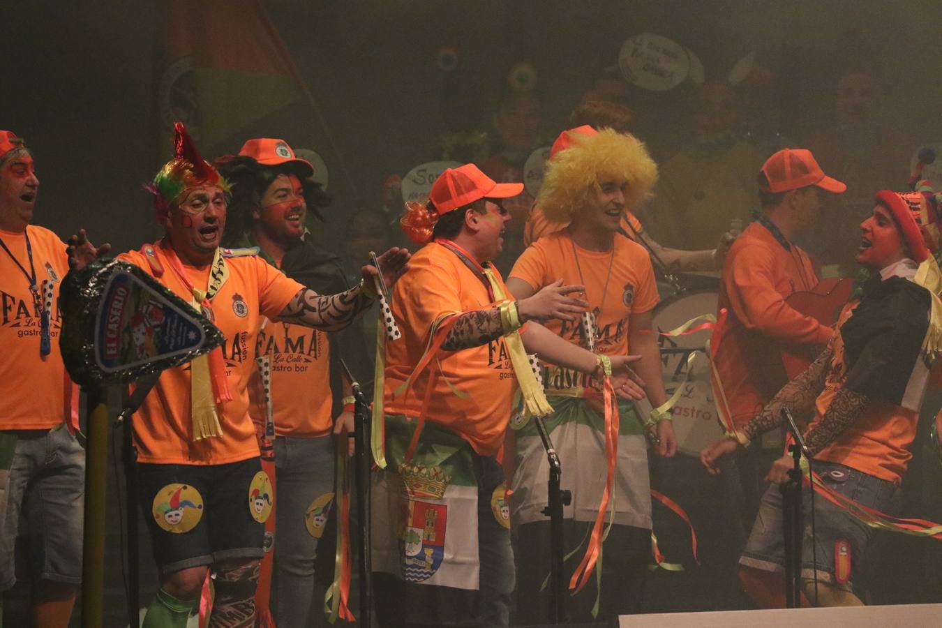 El Cine-Teatro Balboa acogió, anoche, una nueva edición del tradicional 'Certamen de murgas'. Un despliegue de humor, parodia e ironía con el que 'Los Pasotas', 'Las Inesperadas 2.0' y 'Los Carapipas' sedujeron al público asistente. Más allá del colorido y la extravagancia de sus trajes, sus letras exteriorizaron inquietudes y preocupaciones, convirtiéndose en fiel reflejo de la sociedad jerezana. Pasodobles, cuplés y popurrís, compuestos por letras reivindicativas, críticas, de agradecimiento y homenaje, volvieron, un año más, a subirse al escenario.