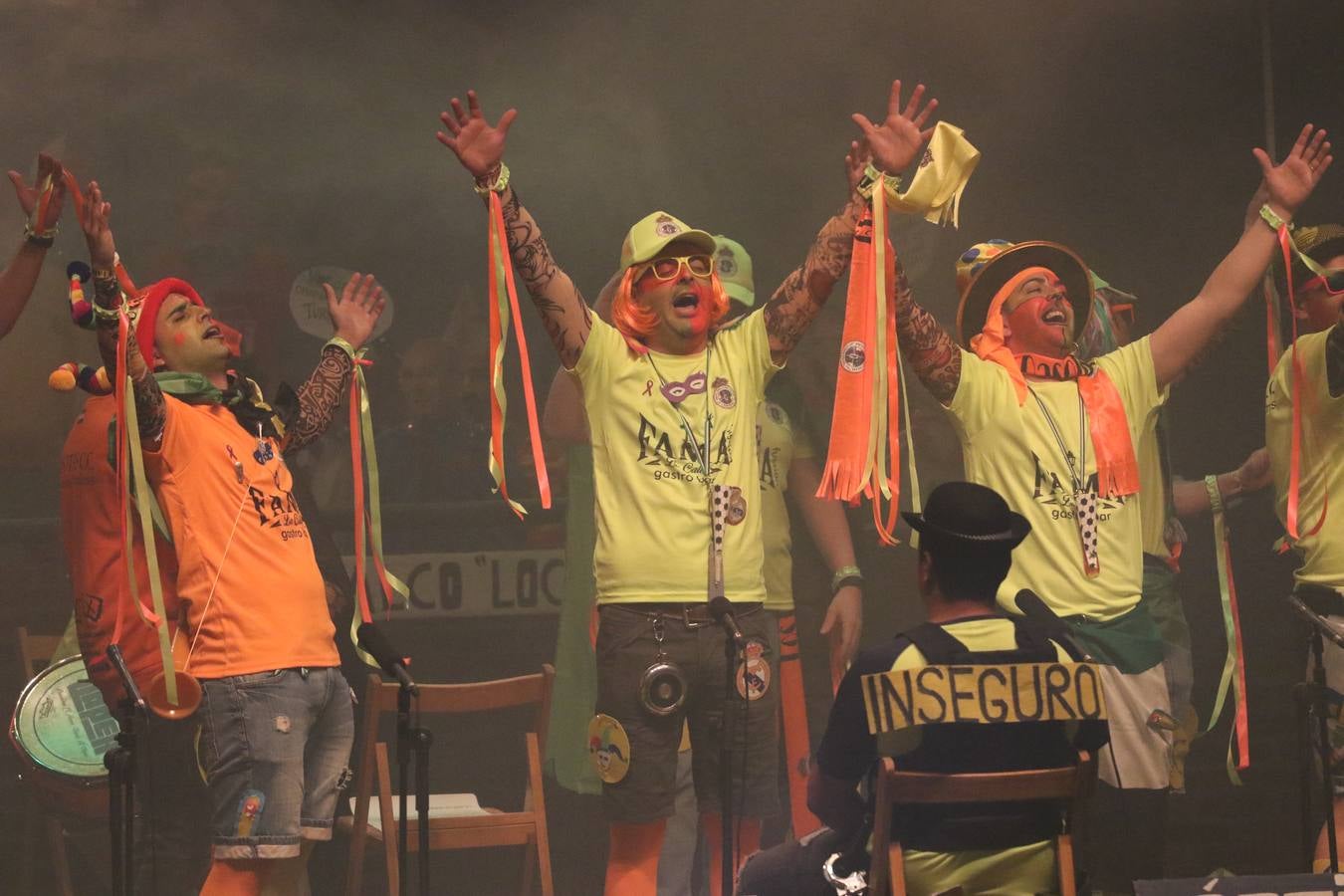 El Cine-Teatro Balboa acogió, anoche, una nueva edición del tradicional 'Certamen de murgas'. Un despliegue de humor, parodia e ironía con el que 'Los Pasotas', 'Las Inesperadas 2.0' y 'Los Carapipas' sedujeron al público asistente. Más allá del colorido y la extravagancia de sus trajes, sus letras exteriorizaron inquietudes y preocupaciones, convirtiéndose en fiel reflejo de la sociedad jerezana. Pasodobles, cuplés y popurrís, compuestos por letras reivindicativas, críticas, de agradecimiento y homenaje, volvieron, un año más, a subirse al escenario.