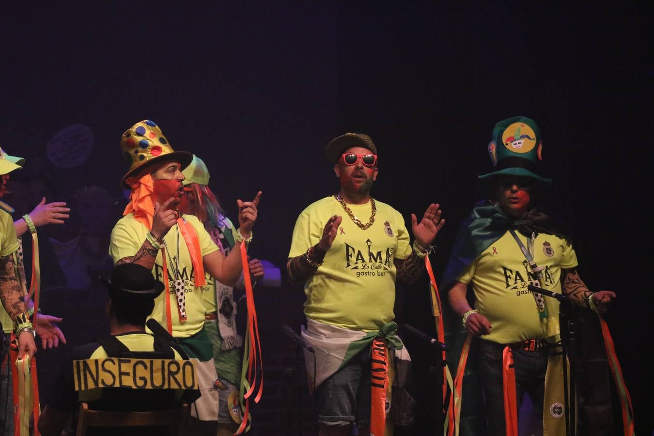 El Cine-Teatro Balboa acogió, anoche, una nueva edición del tradicional 'Certamen de murgas'. Un despliegue de humor, parodia e ironía con el que 'Los Pasotas', 'Las Inesperadas 2.0' y 'Los Carapipas' sedujeron al público asistente. Más allá del colorido y la extravagancia de sus trajes, sus letras exteriorizaron inquietudes y preocupaciones, convirtiéndose en fiel reflejo de la sociedad jerezana. Pasodobles, cuplés y popurrís, compuestos por letras reivindicativas, críticas, de agradecimiento y homenaje, volvieron, un año más, a subirse al escenario.