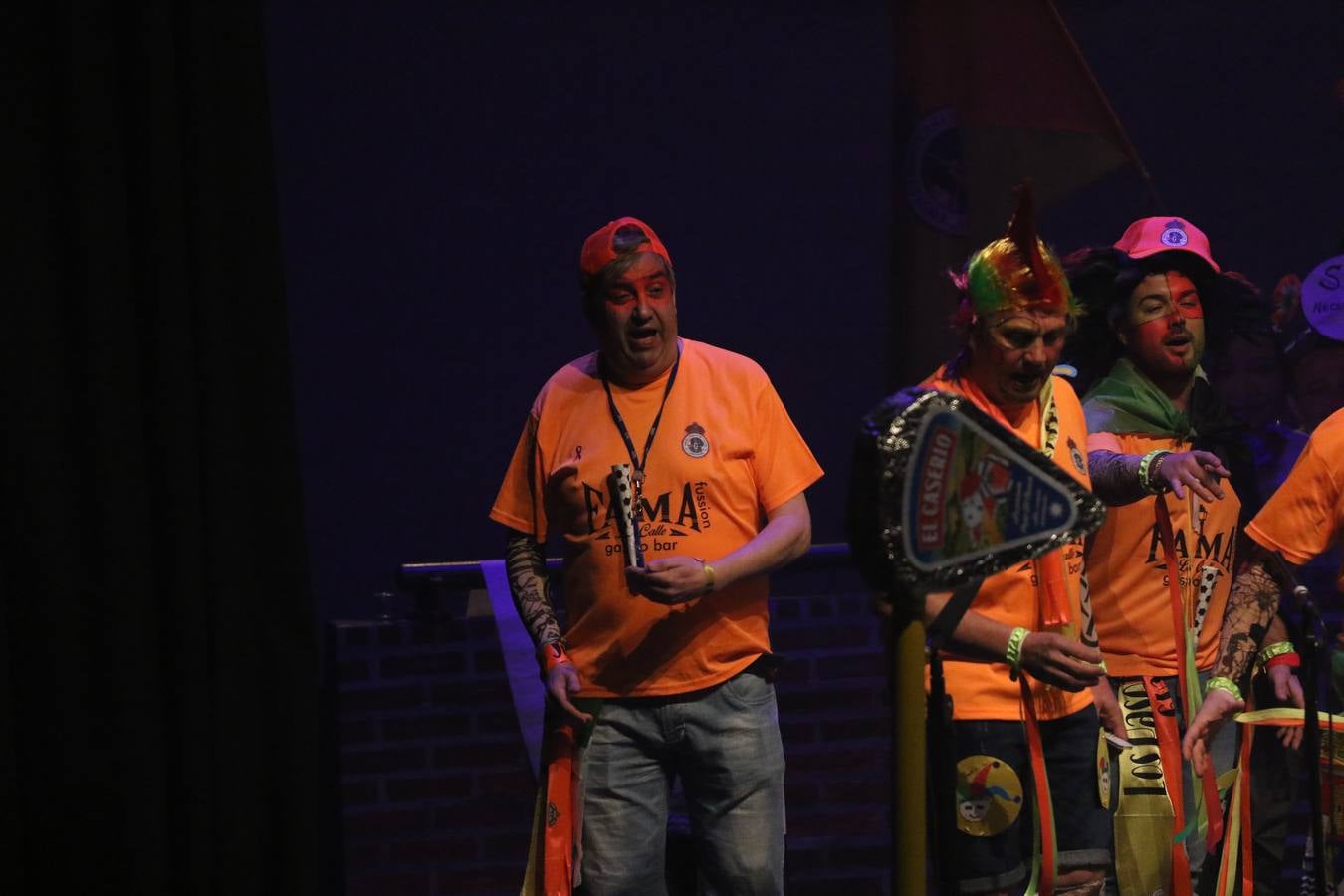 El Cine-Teatro Balboa acogió, anoche, una nueva edición del tradicional 'Certamen de murgas'. Un despliegue de humor, parodia e ironía con el que 'Los Pasotas', 'Las Inesperadas 2.0' y 'Los Carapipas' sedujeron al público asistente. Más allá del colorido y la extravagancia de sus trajes, sus letras exteriorizaron inquietudes y preocupaciones, convirtiéndose en fiel reflejo de la sociedad jerezana. Pasodobles, cuplés y popurrís, compuestos por letras reivindicativas, críticas, de agradecimiento y homenaje, volvieron, un año más, a subirse al escenario.
