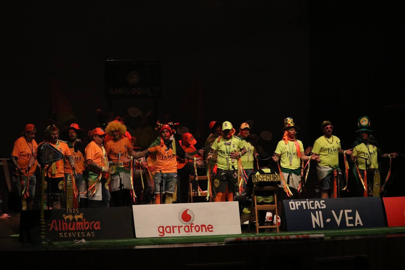El Cine-Teatro Balboa acogió, anoche, una nueva edición del tradicional 'Certamen de murgas'. Un despliegue de humor, parodia e ironía con el que 'Los Pasotas', 'Las Inesperadas 2.0' y 'Los Carapipas' sedujeron al público asistente. Más allá del colorido y la extravagancia de sus trajes, sus letras exteriorizaron inquietudes y preocupaciones, convirtiéndose en fiel reflejo de la sociedad jerezana. Pasodobles, cuplés y popurrís, compuestos por letras reivindicativas, críticas, de agradecimiento y homenaje, volvieron, un año más, a subirse al escenario.