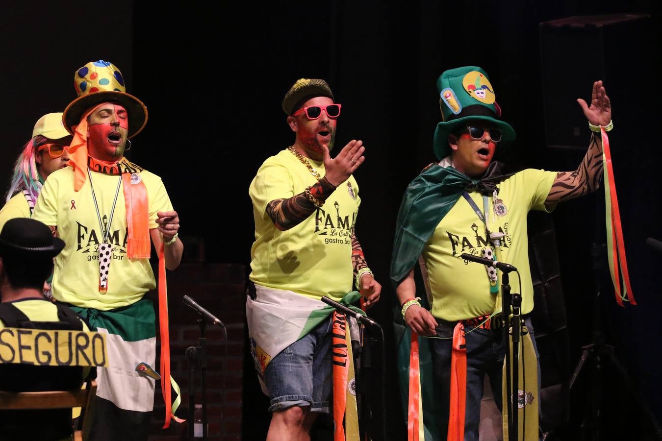 El Cine-Teatro Balboa acogió, anoche, una nueva edición del tradicional 'Certamen de murgas'. Un despliegue de humor, parodia e ironía con el que 'Los Pasotas', 'Las Inesperadas 2.0' y 'Los Carapipas' sedujeron al público asistente. Más allá del colorido y la extravagancia de sus trajes, sus letras exteriorizaron inquietudes y preocupaciones, convirtiéndose en fiel reflejo de la sociedad jerezana. Pasodobles, cuplés y popurrís, compuestos por letras reivindicativas, críticas, de agradecimiento y homenaje, volvieron, un año más, a subirse al escenario.