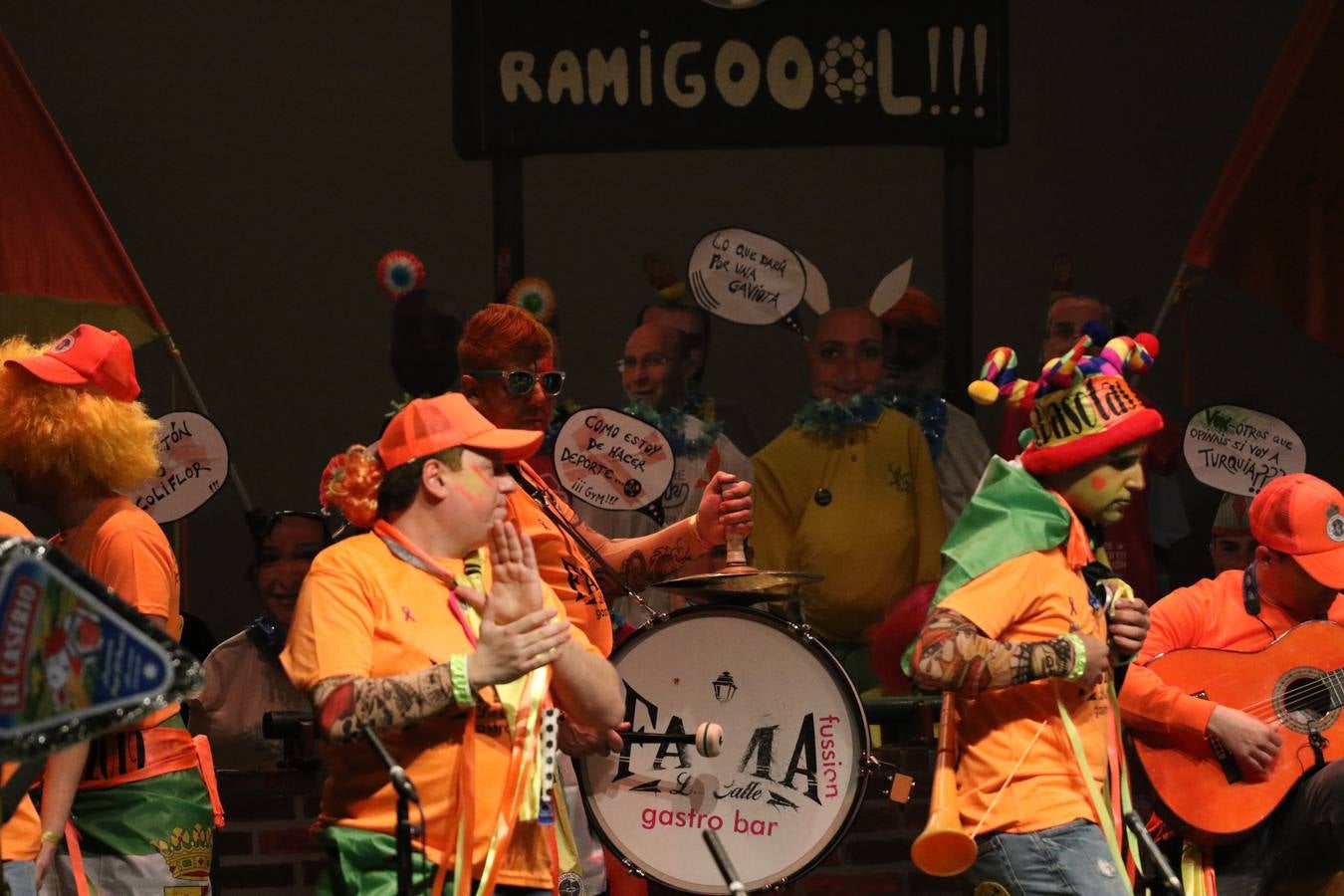 El Cine-Teatro Balboa acogió, anoche, una nueva edición del tradicional 'Certamen de murgas'. Un despliegue de humor, parodia e ironía con el que 'Los Pasotas', 'Las Inesperadas 2.0' y 'Los Carapipas' sedujeron al público asistente. Más allá del colorido y la extravagancia de sus trajes, sus letras exteriorizaron inquietudes y preocupaciones, convirtiéndose en fiel reflejo de la sociedad jerezana. Pasodobles, cuplés y popurrís, compuestos por letras reivindicativas, críticas, de agradecimiento y homenaje, volvieron, un año más, a subirse al escenario.