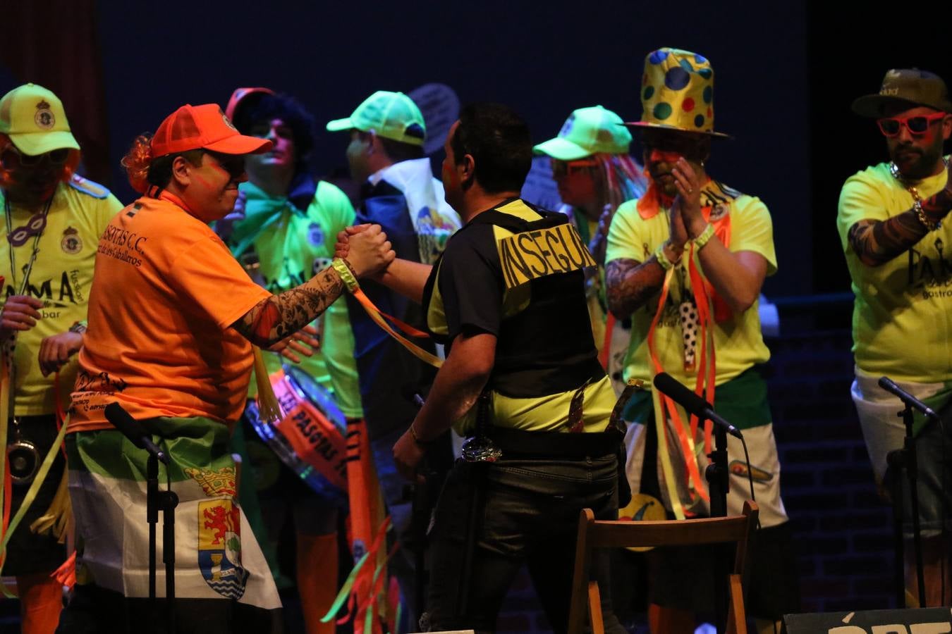 El Cine-Teatro Balboa acogió, anoche, una nueva edición del tradicional 'Certamen de murgas'. Un despliegue de humor, parodia e ironía con el que 'Los Pasotas', 'Las Inesperadas 2.0' y 'Los Carapipas' sedujeron al público asistente. Más allá del colorido y la extravagancia de sus trajes, sus letras exteriorizaron inquietudes y preocupaciones, convirtiéndose en fiel reflejo de la sociedad jerezana. Pasodobles, cuplés y popurrís, compuestos por letras reivindicativas, críticas, de agradecimiento y homenaje, volvieron, un año más, a subirse al escenario.