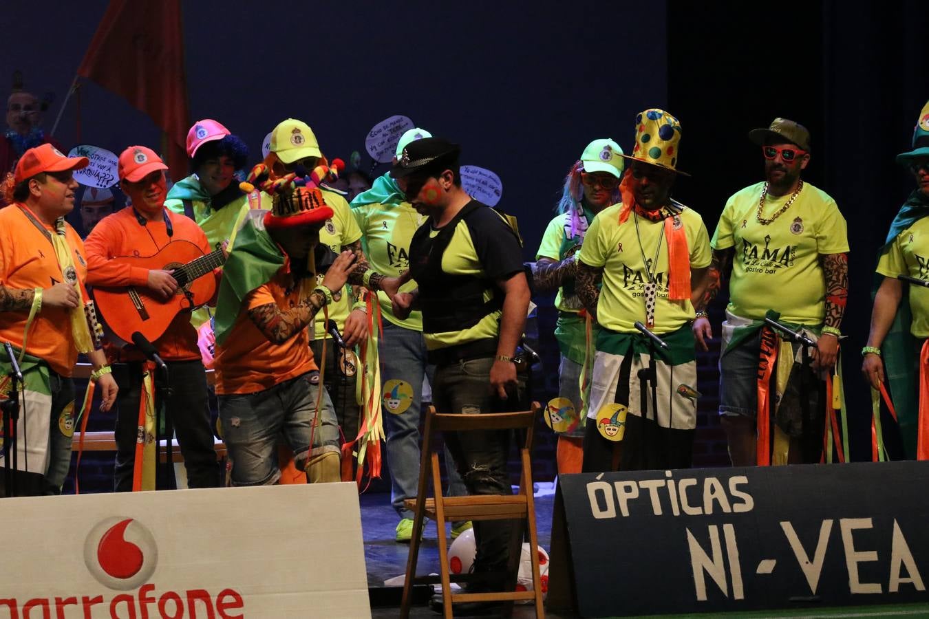 El Cine-Teatro Balboa acogió, anoche, una nueva edición del tradicional 'Certamen de murgas'. Un despliegue de humor, parodia e ironía con el que 'Los Pasotas', 'Las Inesperadas 2.0' y 'Los Carapipas' sedujeron al público asistente. Más allá del colorido y la extravagancia de sus trajes, sus letras exteriorizaron inquietudes y preocupaciones, convirtiéndose en fiel reflejo de la sociedad jerezana. Pasodobles, cuplés y popurrís, compuestos por letras reivindicativas, críticas, de agradecimiento y homenaje, volvieron, un año más, a subirse al escenario.