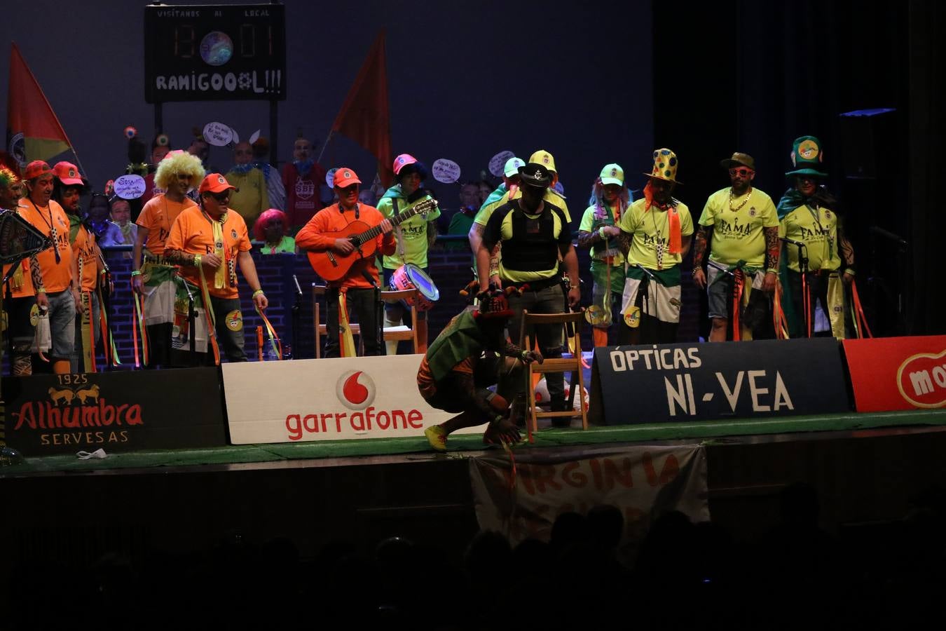 El Cine-Teatro Balboa acogió, anoche, una nueva edición del tradicional 'Certamen de murgas'. Un despliegue de humor, parodia e ironía con el que 'Los Pasotas', 'Las Inesperadas 2.0' y 'Los Carapipas' sedujeron al público asistente. Más allá del colorido y la extravagancia de sus trajes, sus letras exteriorizaron inquietudes y preocupaciones, convirtiéndose en fiel reflejo de la sociedad jerezana. Pasodobles, cuplés y popurrís, compuestos por letras reivindicativas, críticas, de agradecimiento y homenaje, volvieron, un año más, a subirse al escenario.