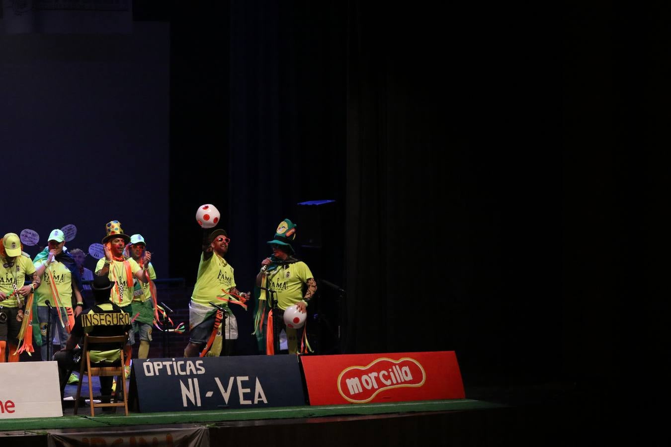 El Cine-Teatro Balboa acogió, anoche, una nueva edición del tradicional 'Certamen de murgas'. Un despliegue de humor, parodia e ironía con el que 'Los Pasotas', 'Las Inesperadas 2.0' y 'Los Carapipas' sedujeron al público asistente. Más allá del colorido y la extravagancia de sus trajes, sus letras exteriorizaron inquietudes y preocupaciones, convirtiéndose en fiel reflejo de la sociedad jerezana. Pasodobles, cuplés y popurrís, compuestos por letras reivindicativas, críticas, de agradecimiento y homenaje, volvieron, un año más, a subirse al escenario.