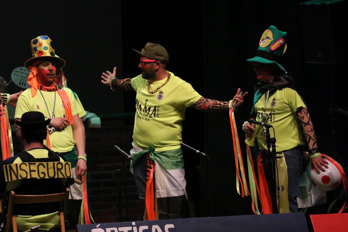 El Cine-Teatro Balboa acogió, anoche, una nueva edición del tradicional 'Certamen de murgas'. Un despliegue de humor, parodia e ironía con el que 'Los Pasotas', 'Las Inesperadas 2.0' y 'Los Carapipas' sedujeron al público asistente. Más allá del colorido y la extravagancia de sus trajes, sus letras exteriorizaron inquietudes y preocupaciones, convirtiéndose en fiel reflejo de la sociedad jerezana. Pasodobles, cuplés y popurrís, compuestos por letras reivindicativas, críticas, de agradecimiento y homenaje, volvieron, un año más, a subirse al escenario.
