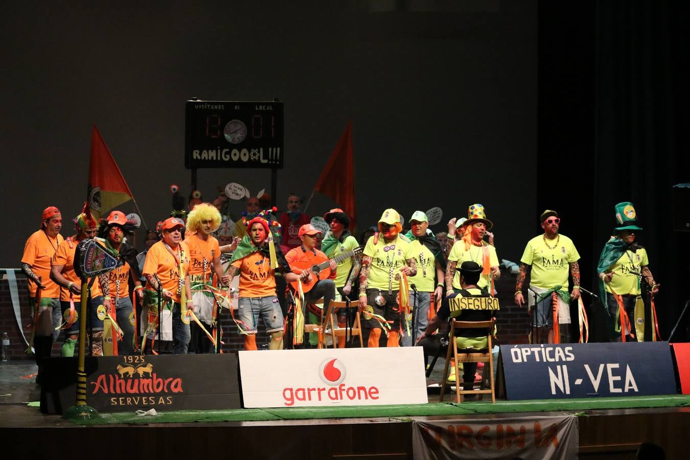 El Cine-Teatro Balboa acogió, anoche, una nueva edición del tradicional 'Certamen de murgas'. Un despliegue de humor, parodia e ironía con el que 'Los Pasotas', 'Las Inesperadas 2.0' y 'Los Carapipas' sedujeron al público asistente. Más allá del colorido y la extravagancia de sus trajes, sus letras exteriorizaron inquietudes y preocupaciones, convirtiéndose en fiel reflejo de la sociedad jerezana. Pasodobles, cuplés y popurrís, compuestos por letras reivindicativas, críticas, de agradecimiento y homenaje, volvieron, un año más, a subirse al escenario.