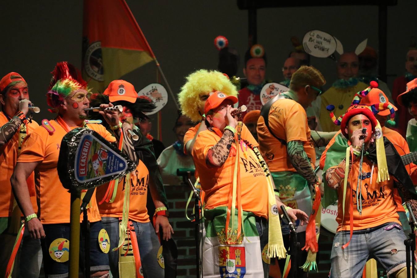 El Cine-Teatro Balboa acogió, anoche, una nueva edición del tradicional 'Certamen de murgas'. Un despliegue de humor, parodia e ironía con el que 'Los Pasotas', 'Las Inesperadas 2.0' y 'Los Carapipas' sedujeron al público asistente. Más allá del colorido y la extravagancia de sus trajes, sus letras exteriorizaron inquietudes y preocupaciones, convirtiéndose en fiel reflejo de la sociedad jerezana. Pasodobles, cuplés y popurrís, compuestos por letras reivindicativas, críticas, de agradecimiento y homenaje, volvieron, un año más, a subirse al escenario.
