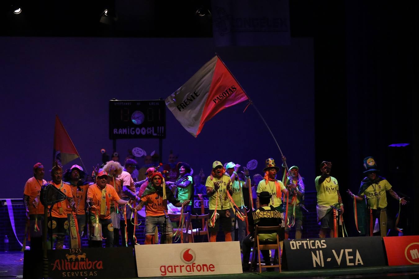 El Cine-Teatro Balboa acogió, anoche, una nueva edición del tradicional 'Certamen de murgas'. Un despliegue de humor, parodia e ironía con el que 'Los Pasotas', 'Las Inesperadas 2.0' y 'Los Carapipas' sedujeron al público asistente. Más allá del colorido y la extravagancia de sus trajes, sus letras exteriorizaron inquietudes y preocupaciones, convirtiéndose en fiel reflejo de la sociedad jerezana. Pasodobles, cuplés y popurrís, compuestos por letras reivindicativas, críticas, de agradecimiento y homenaje, volvieron, un año más, a subirse al escenario.