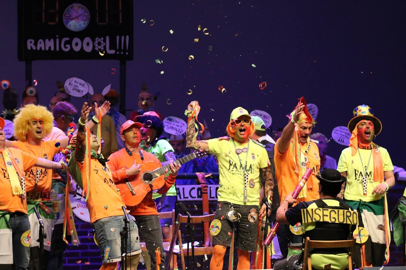 El Cine-Teatro Balboa acogió, anoche, una nueva edición del tradicional 'Certamen de murgas'. Un despliegue de humor, parodia e ironía con el que 'Los Pasotas', 'Las Inesperadas 2.0' y 'Los Carapipas' sedujeron al público asistente. Más allá del colorido y la extravagancia de sus trajes, sus letras exteriorizaron inquietudes y preocupaciones, convirtiéndose en fiel reflejo de la sociedad jerezana. Pasodobles, cuplés y popurrís, compuestos por letras reivindicativas, críticas, de agradecimiento y homenaje, volvieron, un año más, a subirse al escenario.