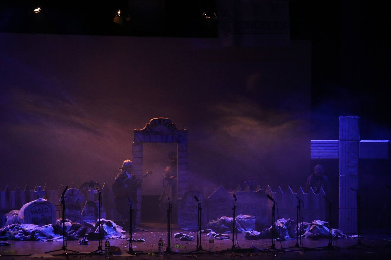 El Cine-Teatro Balboa acogió, anoche, una nueva edición del tradicional 'Certamen de murgas'. Un despliegue de humor, parodia e ironía con el que 'Los Pasotas', 'Las Inesperadas 2.0' y 'Los Carapipas' sedujeron al público asistente. Más allá del colorido y la extravagancia de sus trajes, sus letras exteriorizaron inquietudes y preocupaciones, convirtiéndose en fiel reflejo de la sociedad jerezana. Pasodobles, cuplés y popurrís, compuestos por letras reivindicativas, críticas, de agradecimiento y homenaje, volvieron, un año más, a subirse al escenario.