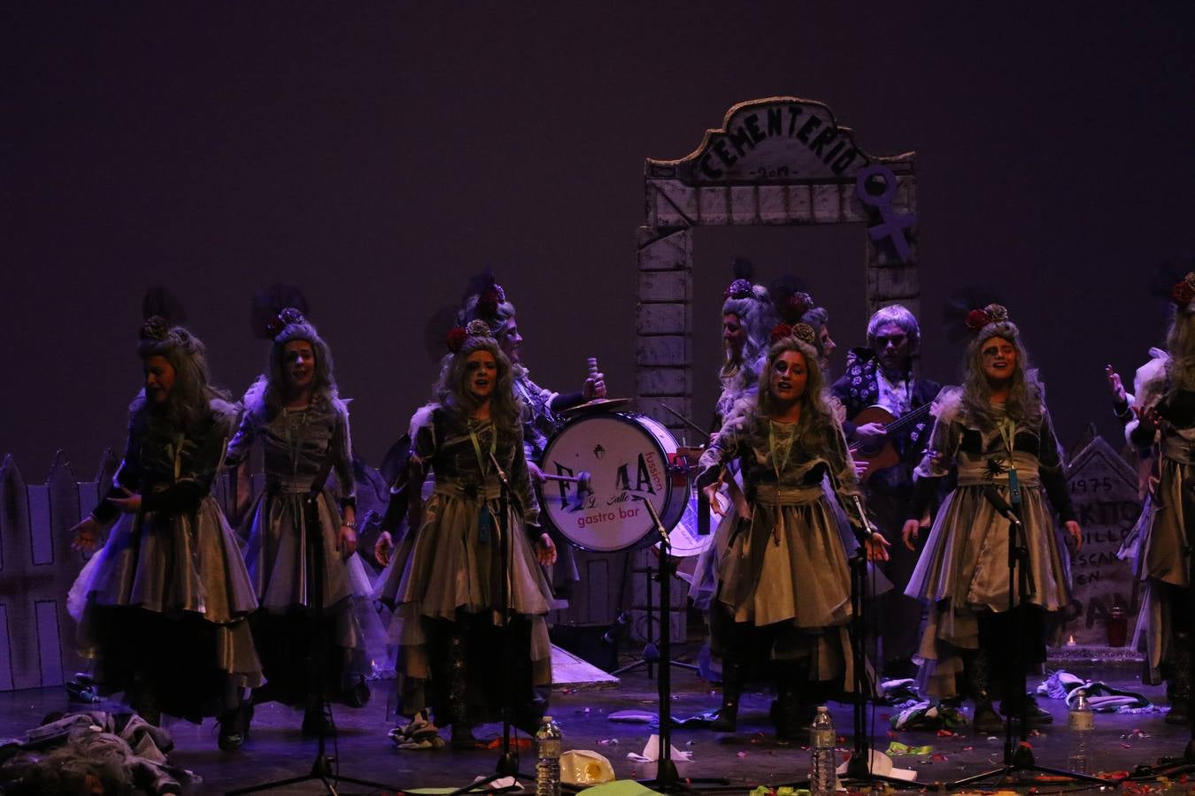 El Cine-Teatro Balboa acogió, anoche, una nueva edición del tradicional 'Certamen de murgas'. Un despliegue de humor, parodia e ironía con el que 'Los Pasotas', 'Las Inesperadas 2.0' y 'Los Carapipas' sedujeron al público asistente. Más allá del colorido y la extravagancia de sus trajes, sus letras exteriorizaron inquietudes y preocupaciones, convirtiéndose en fiel reflejo de la sociedad jerezana. Pasodobles, cuplés y popurrís, compuestos por letras reivindicativas, críticas, de agradecimiento y homenaje, volvieron, un año más, a subirse al escenario.