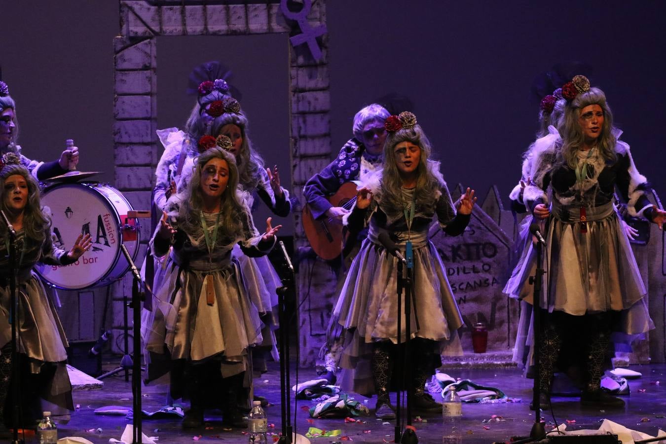 El Cine-Teatro Balboa acogió, anoche, una nueva edición del tradicional 'Certamen de murgas'. Un despliegue de humor, parodia e ironía con el que 'Los Pasotas', 'Las Inesperadas 2.0' y 'Los Carapipas' sedujeron al público asistente. Más allá del colorido y la extravagancia de sus trajes, sus letras exteriorizaron inquietudes y preocupaciones, convirtiéndose en fiel reflejo de la sociedad jerezana. Pasodobles, cuplés y popurrís, compuestos por letras reivindicativas, críticas, de agradecimiento y homenaje, volvieron, un año más, a subirse al escenario.