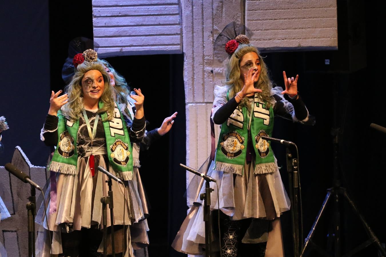 El Cine-Teatro Balboa acogió, anoche, una nueva edición del tradicional 'Certamen de murgas'. Un despliegue de humor, parodia e ironía con el que 'Los Pasotas', 'Las Inesperadas 2.0' y 'Los Carapipas' sedujeron al público asistente. Más allá del colorido y la extravagancia de sus trajes, sus letras exteriorizaron inquietudes y preocupaciones, convirtiéndose en fiel reflejo de la sociedad jerezana. Pasodobles, cuplés y popurrís, compuestos por letras reivindicativas, críticas, de agradecimiento y homenaje, volvieron, un año más, a subirse al escenario.