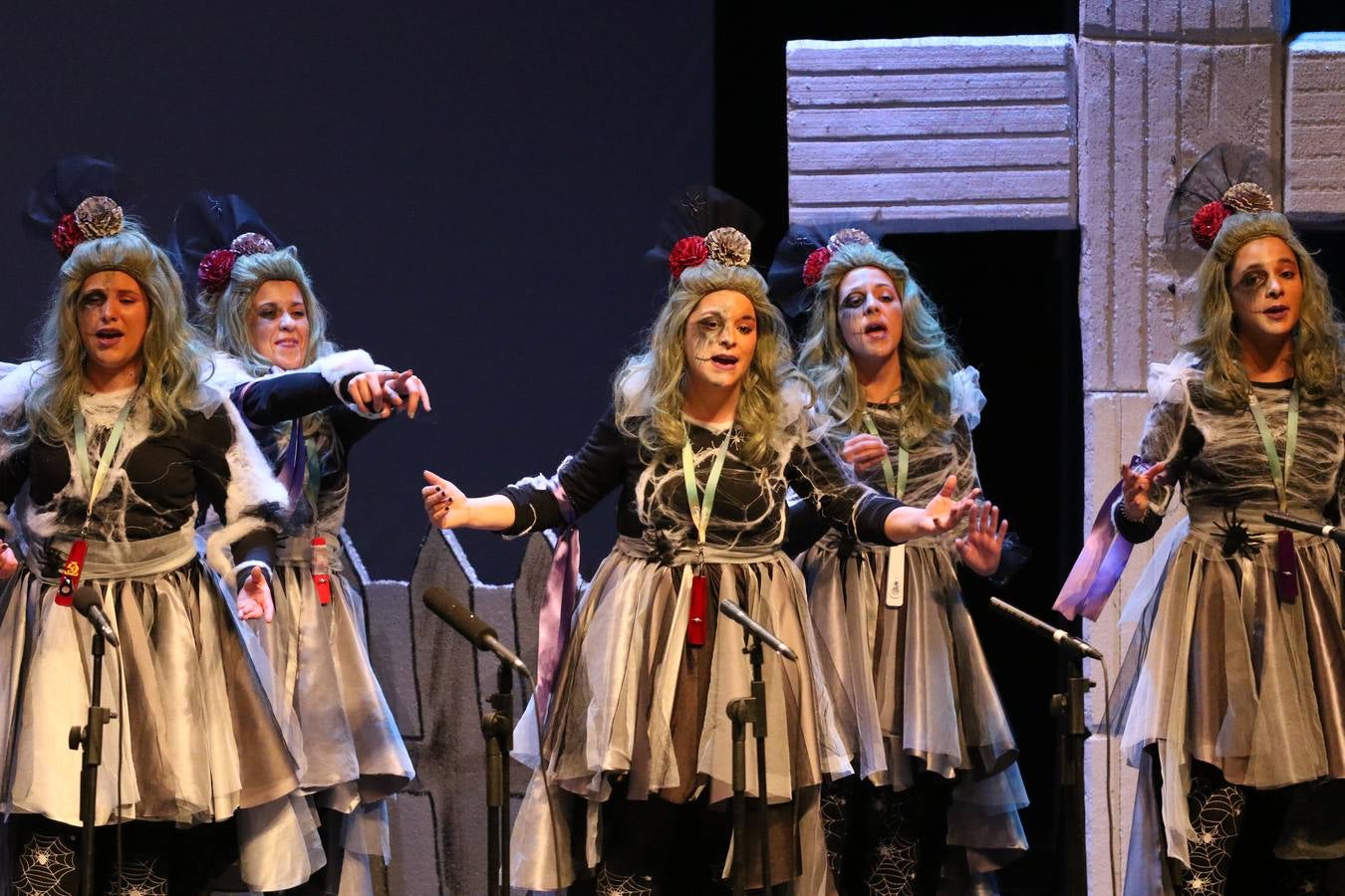 El Cine-Teatro Balboa acogió, anoche, una nueva edición del tradicional 'Certamen de murgas'. Un despliegue de humor, parodia e ironía con el que 'Los Pasotas', 'Las Inesperadas 2.0' y 'Los Carapipas' sedujeron al público asistente. Más allá del colorido y la extravagancia de sus trajes, sus letras exteriorizaron inquietudes y preocupaciones, convirtiéndose en fiel reflejo de la sociedad jerezana. Pasodobles, cuplés y popurrís, compuestos por letras reivindicativas, críticas, de agradecimiento y homenaje, volvieron, un año más, a subirse al escenario.