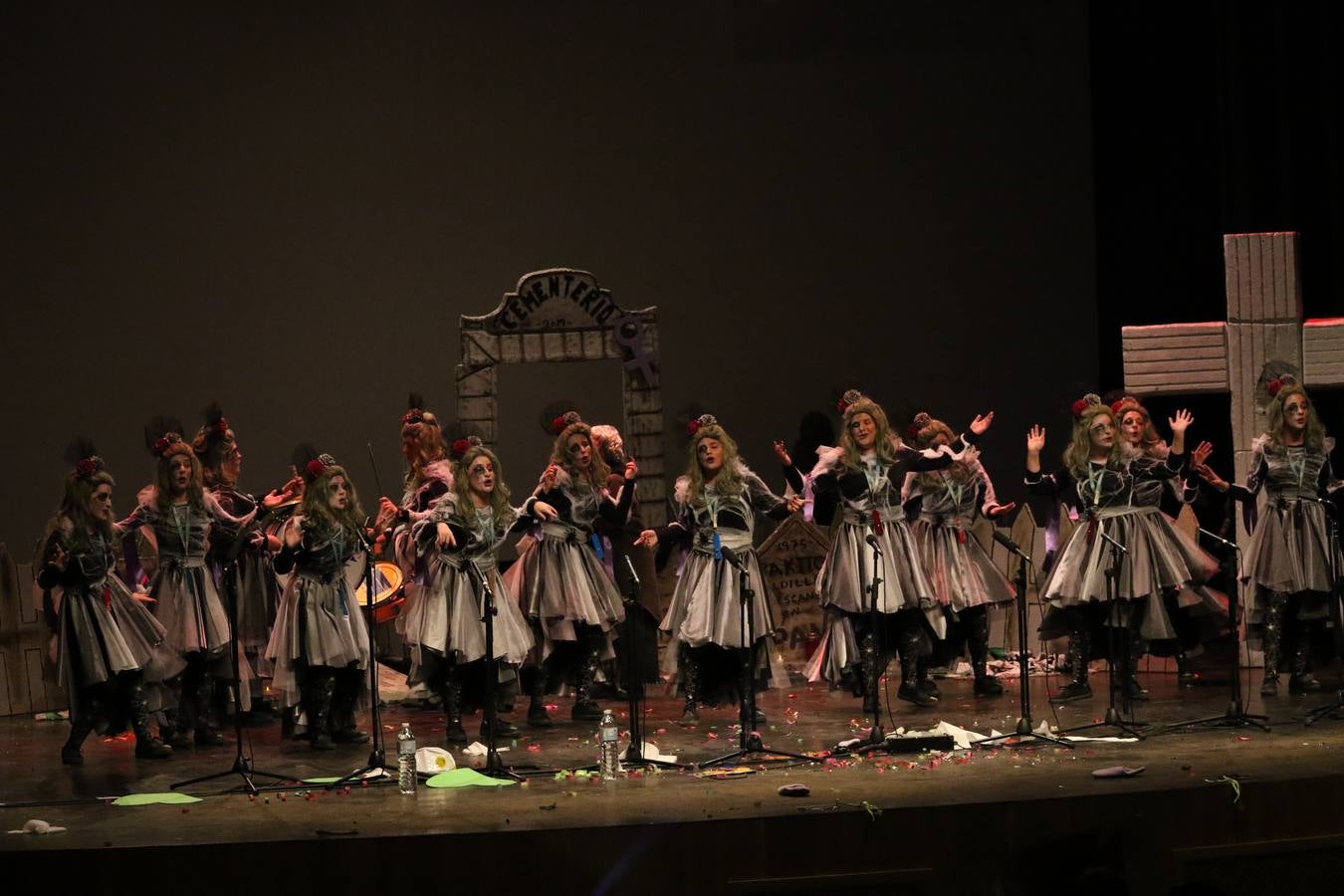 El Cine-Teatro Balboa acogió, anoche, una nueva edición del tradicional 'Certamen de murgas'. Un despliegue de humor, parodia e ironía con el que 'Los Pasotas', 'Las Inesperadas 2.0' y 'Los Carapipas' sedujeron al público asistente. Más allá del colorido y la extravagancia de sus trajes, sus letras exteriorizaron inquietudes y preocupaciones, convirtiéndose en fiel reflejo de la sociedad jerezana. Pasodobles, cuplés y popurrís, compuestos por letras reivindicativas, críticas, de agradecimiento y homenaje, volvieron, un año más, a subirse al escenario.