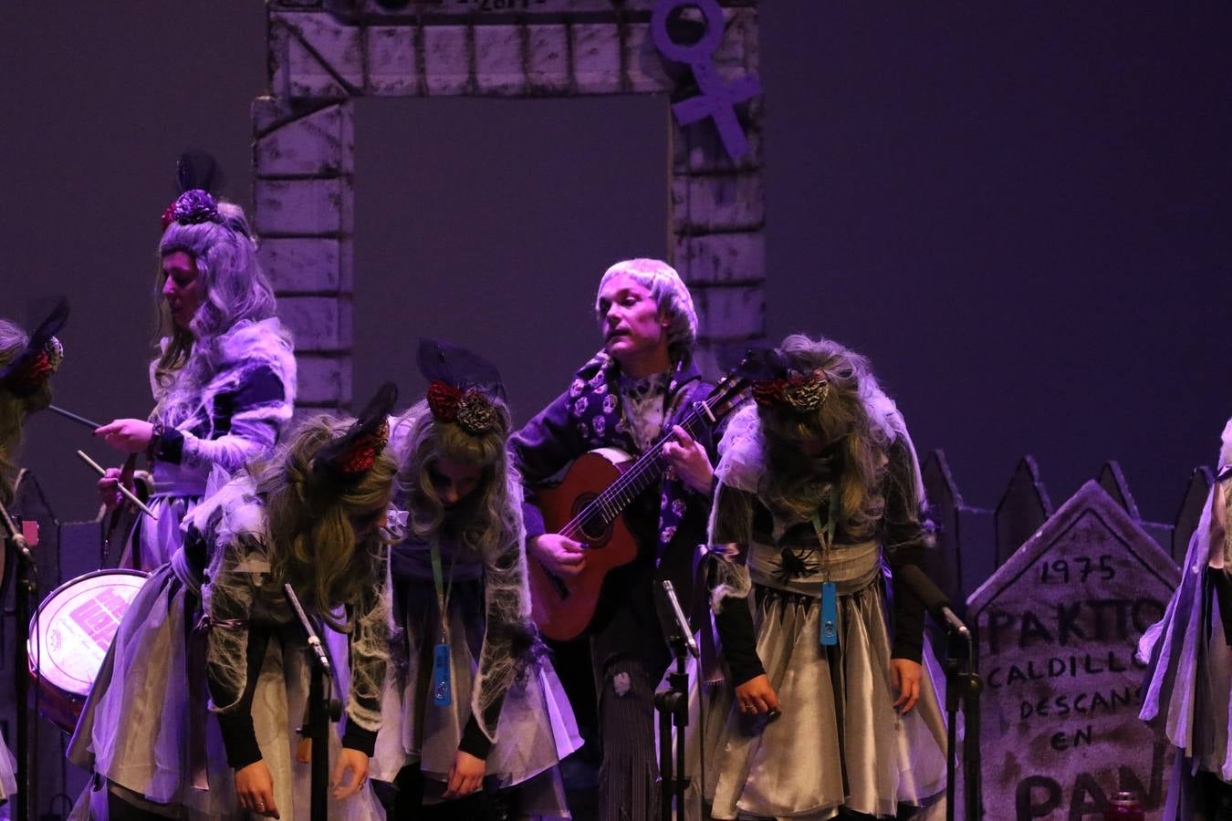 El Cine-Teatro Balboa acogió, anoche, una nueva edición del tradicional 'Certamen de murgas'. Un despliegue de humor, parodia e ironía con el que 'Los Pasotas', 'Las Inesperadas 2.0' y 'Los Carapipas' sedujeron al público asistente. Más allá del colorido y la extravagancia de sus trajes, sus letras exteriorizaron inquietudes y preocupaciones, convirtiéndose en fiel reflejo de la sociedad jerezana. Pasodobles, cuplés y popurrís, compuestos por letras reivindicativas, críticas, de agradecimiento y homenaje, volvieron, un año más, a subirse al escenario.
