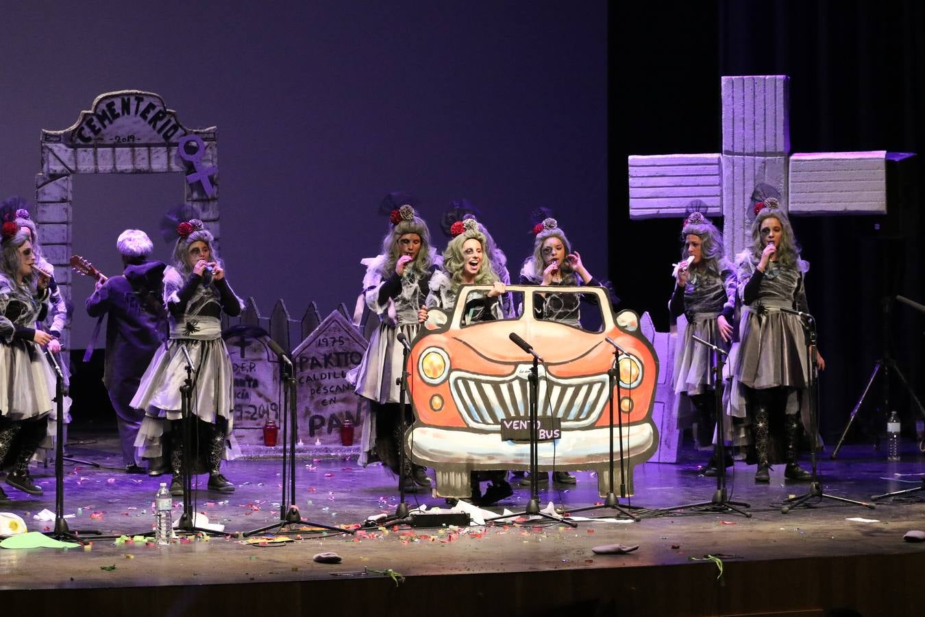 El Cine-Teatro Balboa acogió, anoche, una nueva edición del tradicional 'Certamen de murgas'. Un despliegue de humor, parodia e ironía con el que 'Los Pasotas', 'Las Inesperadas 2.0' y 'Los Carapipas' sedujeron al público asistente. Más allá del colorido y la extravagancia de sus trajes, sus letras exteriorizaron inquietudes y preocupaciones, convirtiéndose en fiel reflejo de la sociedad jerezana. Pasodobles, cuplés y popurrís, compuestos por letras reivindicativas, críticas, de agradecimiento y homenaje, volvieron, un año más, a subirse al escenario.