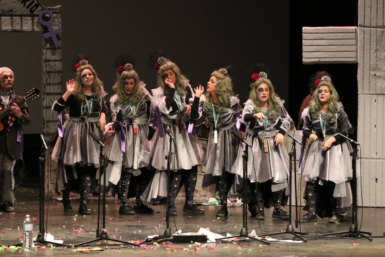 El Cine-Teatro Balboa acogió, anoche, una nueva edición del tradicional 'Certamen de murgas'. Un despliegue de humor, parodia e ironía con el que 'Los Pasotas', 'Las Inesperadas 2.0' y 'Los Carapipas' sedujeron al público asistente. Más allá del colorido y la extravagancia de sus trajes, sus letras exteriorizaron inquietudes y preocupaciones, convirtiéndose en fiel reflejo de la sociedad jerezana. Pasodobles, cuplés y popurrís, compuestos por letras reivindicativas, críticas, de agradecimiento y homenaje, volvieron, un año más, a subirse al escenario.