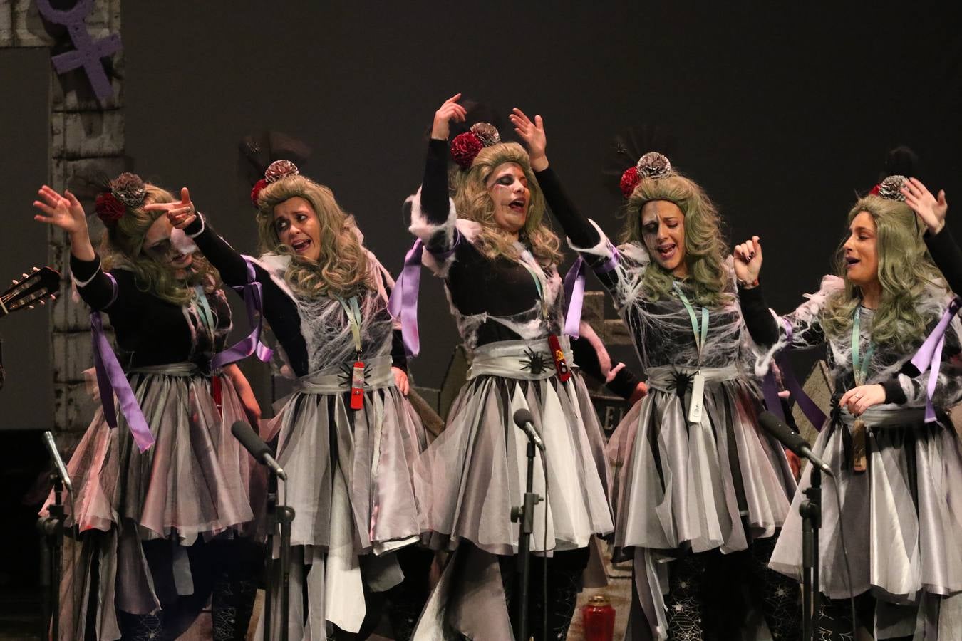 El Cine-Teatro Balboa acogió, anoche, una nueva edición del tradicional 'Certamen de murgas'. Un despliegue de humor, parodia e ironía con el que 'Los Pasotas', 'Las Inesperadas 2.0' y 'Los Carapipas' sedujeron al público asistente. Más allá del colorido y la extravagancia de sus trajes, sus letras exteriorizaron inquietudes y preocupaciones, convirtiéndose en fiel reflejo de la sociedad jerezana. Pasodobles, cuplés y popurrís, compuestos por letras reivindicativas, críticas, de agradecimiento y homenaje, volvieron, un año más, a subirse al escenario.