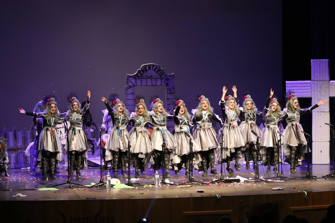 El Cine-Teatro Balboa acogió, anoche, una nueva edición del tradicional 'Certamen de murgas'. Un despliegue de humor, parodia e ironía con el que 'Los Pasotas', 'Las Inesperadas 2.0' y 'Los Carapipas' sedujeron al público asistente. Más allá del colorido y la extravagancia de sus trajes, sus letras exteriorizaron inquietudes y preocupaciones, convirtiéndose en fiel reflejo de la sociedad jerezana. Pasodobles, cuplés y popurrís, compuestos por letras reivindicativas, críticas, de agradecimiento y homenaje, volvieron, un año más, a subirse al escenario.