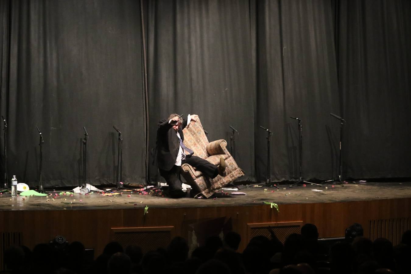 El Cine-Teatro Balboa acogió, anoche, una nueva edición del tradicional 'Certamen de murgas'. Un despliegue de humor, parodia e ironía con el que 'Los Pasotas', 'Las Inesperadas 2.0' y 'Los Carapipas' sedujeron al público asistente. Más allá del colorido y la extravagancia de sus trajes, sus letras exteriorizaron inquietudes y preocupaciones, convirtiéndose en fiel reflejo de la sociedad jerezana. Pasodobles, cuplés y popurrís, compuestos por letras reivindicativas, críticas, de agradecimiento y homenaje, volvieron, un año más, a subirse al escenario.