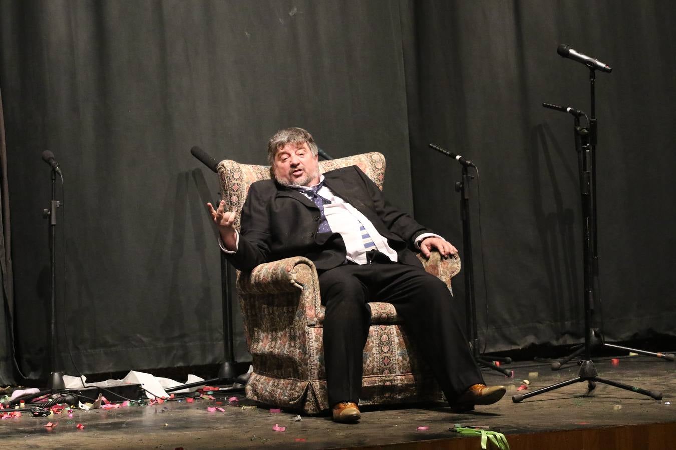 El Cine-Teatro Balboa acogió, anoche, una nueva edición del tradicional 'Certamen de murgas'. Un despliegue de humor, parodia e ironía con el que 'Los Pasotas', 'Las Inesperadas 2.0' y 'Los Carapipas' sedujeron al público asistente. Más allá del colorido y la extravagancia de sus trajes, sus letras exteriorizaron inquietudes y preocupaciones, convirtiéndose en fiel reflejo de la sociedad jerezana. Pasodobles, cuplés y popurrís, compuestos por letras reivindicativas, críticas, de agradecimiento y homenaje, volvieron, un año más, a subirse al escenario.