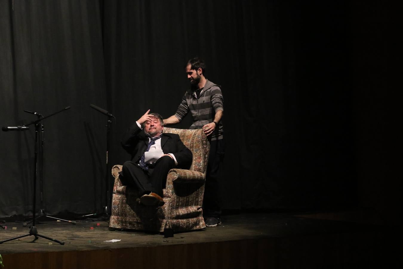 El Cine-Teatro Balboa acogió, anoche, una nueva edición del tradicional 'Certamen de murgas'. Un despliegue de humor, parodia e ironía con el que 'Los Pasotas', 'Las Inesperadas 2.0' y 'Los Carapipas' sedujeron al público asistente. Más allá del colorido y la extravagancia de sus trajes, sus letras exteriorizaron inquietudes y preocupaciones, convirtiéndose en fiel reflejo de la sociedad jerezana. Pasodobles, cuplés y popurrís, compuestos por letras reivindicativas, críticas, de agradecimiento y homenaje, volvieron, un año más, a subirse al escenario.