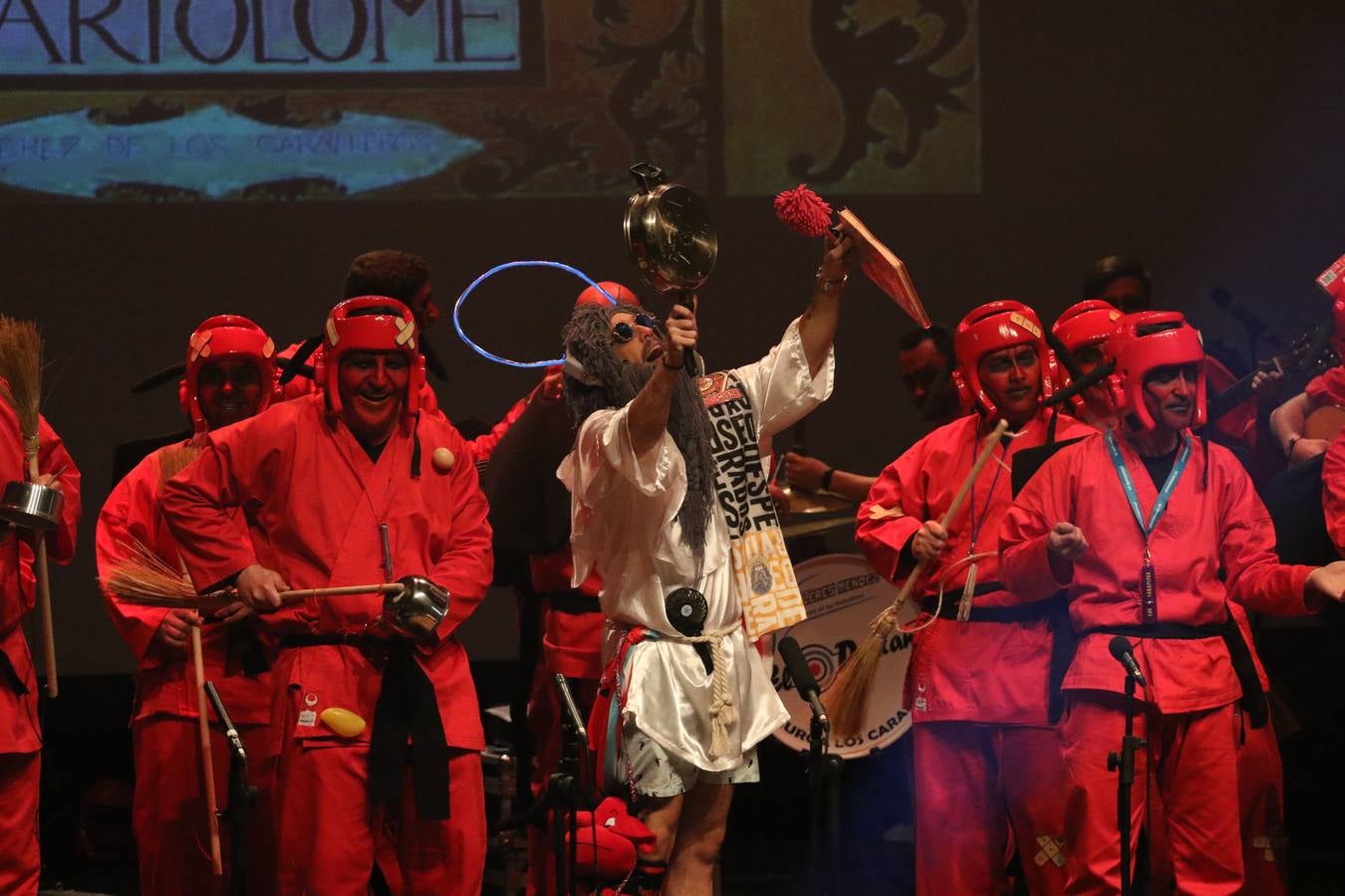 El Cine-Teatro Balboa acogió, anoche, una nueva edición del tradicional 'Certamen de murgas'. Un despliegue de humor, parodia e ironía con el que 'Los Pasotas', 'Las Inesperadas 2.0' y 'Los Carapipas' sedujeron al público asistente. Más allá del colorido y la extravagancia de sus trajes, sus letras exteriorizaron inquietudes y preocupaciones, convirtiéndose en fiel reflejo de la sociedad jerezana. Pasodobles, cuplés y popurrís, compuestos por letras reivindicativas, críticas, de agradecimiento y homenaje, volvieron, un año más, a subirse al escenario.