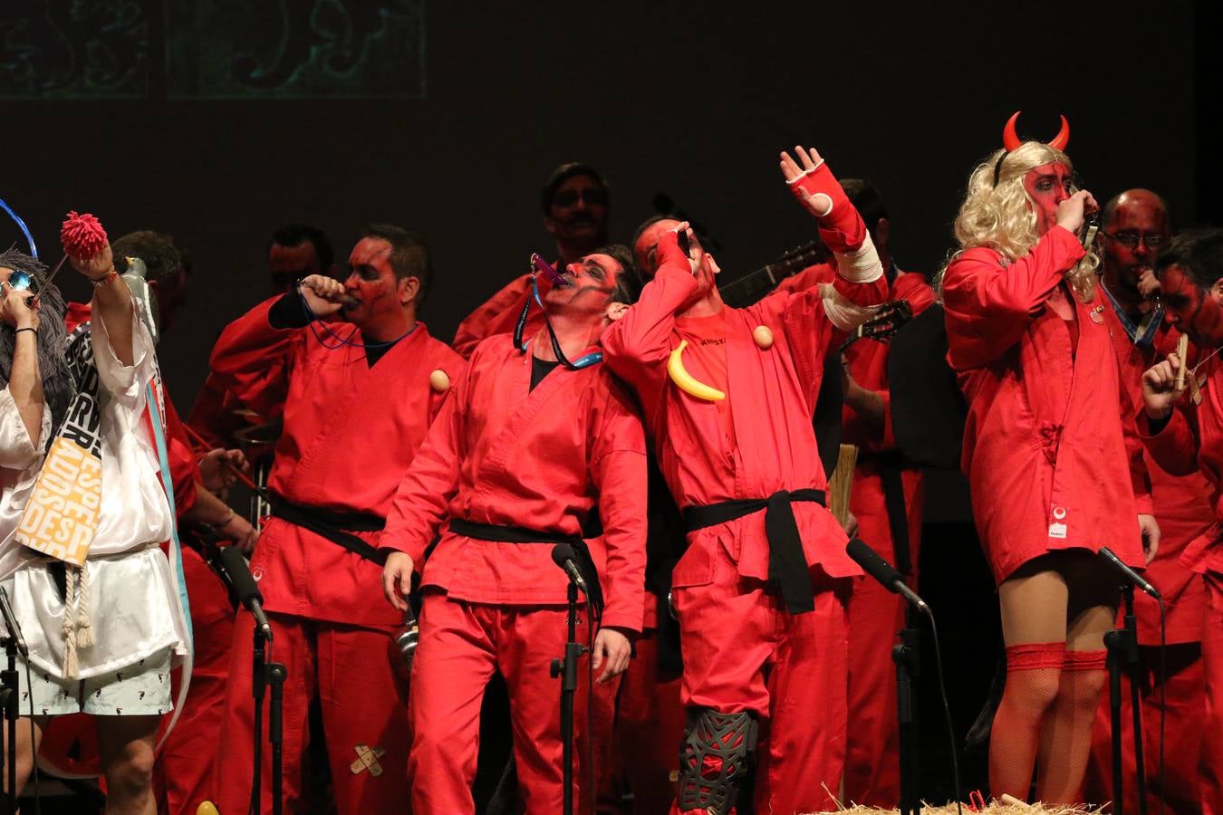 El Cine-Teatro Balboa acogió, anoche, una nueva edición del tradicional 'Certamen de murgas'. Un despliegue de humor, parodia e ironía con el que 'Los Pasotas', 'Las Inesperadas 2.0' y 'Los Carapipas' sedujeron al público asistente. Más allá del colorido y la extravagancia de sus trajes, sus letras exteriorizaron inquietudes y preocupaciones, convirtiéndose en fiel reflejo de la sociedad jerezana. Pasodobles, cuplés y popurrís, compuestos por letras reivindicativas, críticas, de agradecimiento y homenaje, volvieron, un año más, a subirse al escenario.