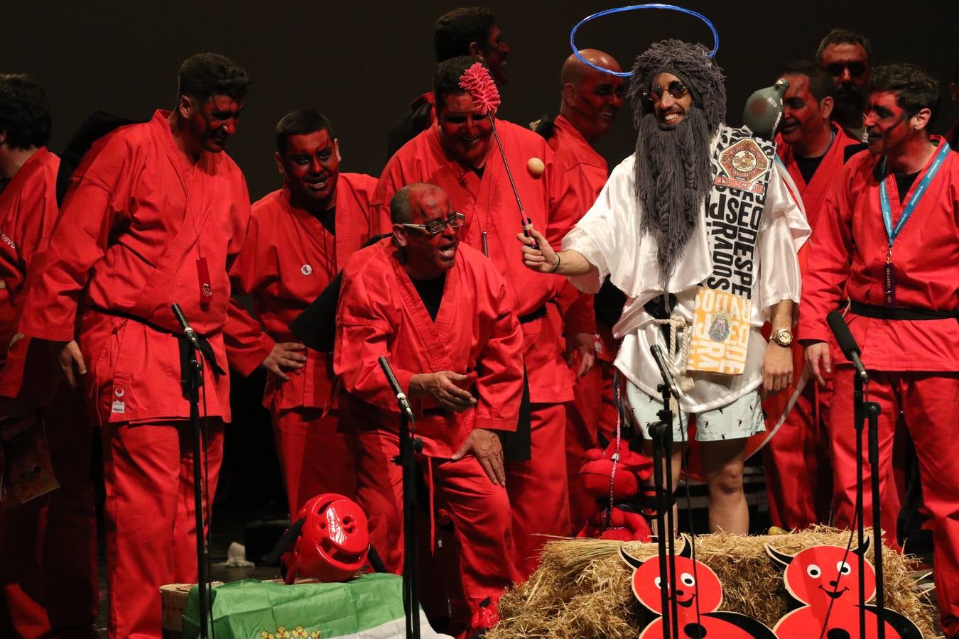 El Cine-Teatro Balboa acogió, anoche, una nueva edición del tradicional 'Certamen de murgas'. Un despliegue de humor, parodia e ironía con el que 'Los Pasotas', 'Las Inesperadas 2.0' y 'Los Carapipas' sedujeron al público asistente. Más allá del colorido y la extravagancia de sus trajes, sus letras exteriorizaron inquietudes y preocupaciones, convirtiéndose en fiel reflejo de la sociedad jerezana. Pasodobles, cuplés y popurrís, compuestos por letras reivindicativas, críticas, de agradecimiento y homenaje, volvieron, un año más, a subirse al escenario.