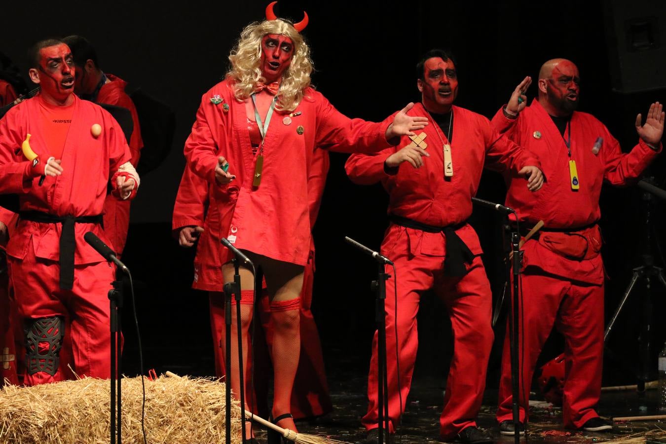 El Cine-Teatro Balboa acogió, anoche, una nueva edición del tradicional 'Certamen de murgas'. Un despliegue de humor, parodia e ironía con el que 'Los Pasotas', 'Las Inesperadas 2.0' y 'Los Carapipas' sedujeron al público asistente. Más allá del colorido y la extravagancia de sus trajes, sus letras exteriorizaron inquietudes y preocupaciones, convirtiéndose en fiel reflejo de la sociedad jerezana. Pasodobles, cuplés y popurrís, compuestos por letras reivindicativas, críticas, de agradecimiento y homenaje, volvieron, un año más, a subirse al escenario.
