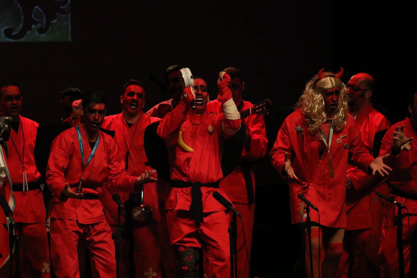 El Cine-Teatro Balboa acogió, anoche, una nueva edición del tradicional 'Certamen de murgas'. Un despliegue de humor, parodia e ironía con el que 'Los Pasotas', 'Las Inesperadas 2.0' y 'Los Carapipas' sedujeron al público asistente. Más allá del colorido y la extravagancia de sus trajes, sus letras exteriorizaron inquietudes y preocupaciones, convirtiéndose en fiel reflejo de la sociedad jerezana. Pasodobles, cuplés y popurrís, compuestos por letras reivindicativas, críticas, de agradecimiento y homenaje, volvieron, un año más, a subirse al escenario.