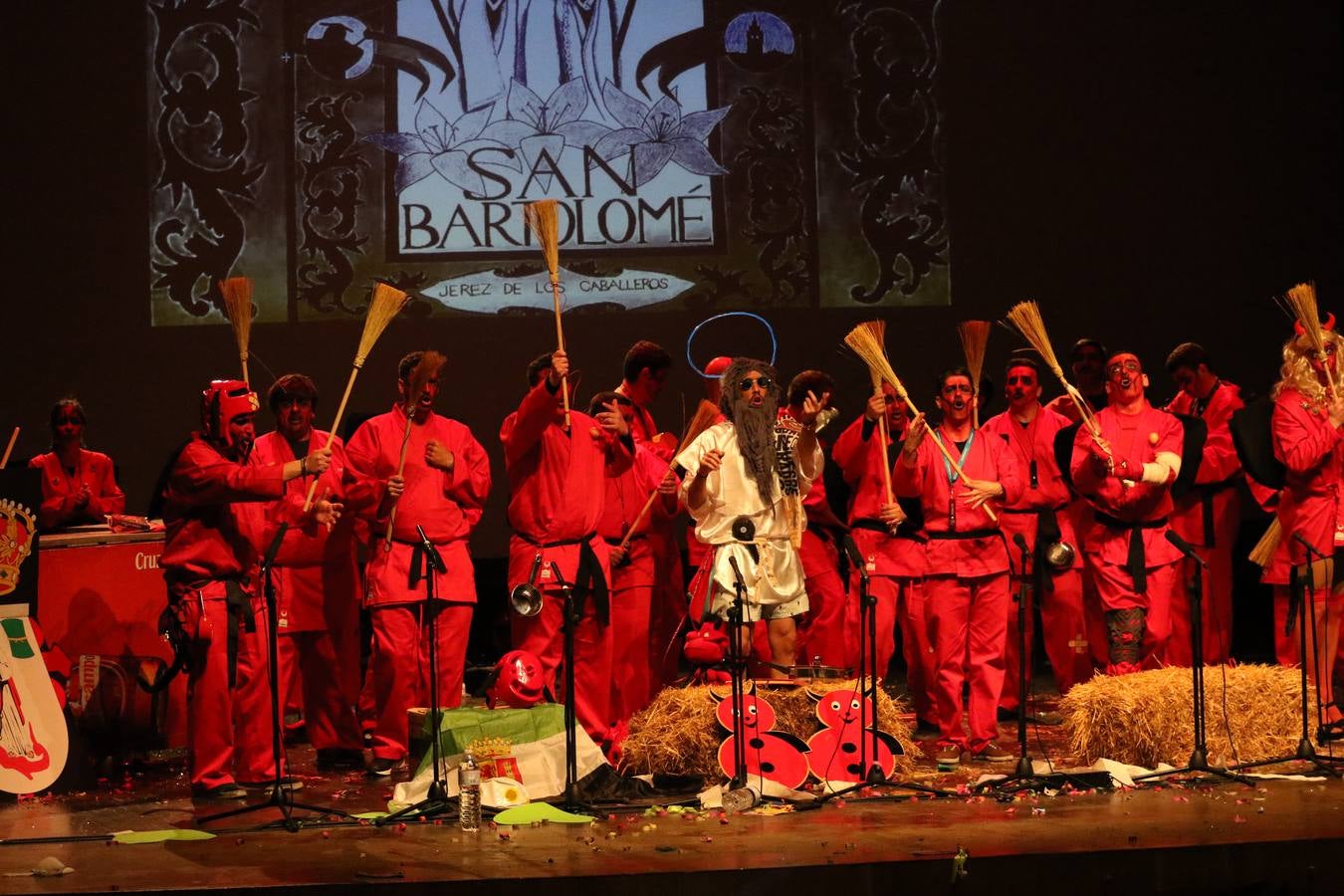 El Cine-Teatro Balboa acogió, anoche, una nueva edición del tradicional 'Certamen de murgas'. Un despliegue de humor, parodia e ironía con el que 'Los Pasotas', 'Las Inesperadas 2.0' y 'Los Carapipas' sedujeron al público asistente. Más allá del colorido y la extravagancia de sus trajes, sus letras exteriorizaron inquietudes y preocupaciones, convirtiéndose en fiel reflejo de la sociedad jerezana. Pasodobles, cuplés y popurrís, compuestos por letras reivindicativas, críticas, de agradecimiento y homenaje, volvieron, un año más, a subirse al escenario.