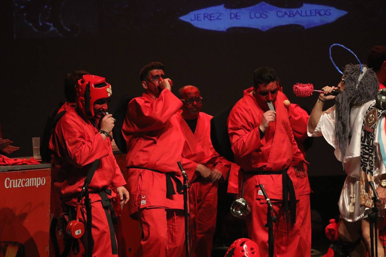 El Cine-Teatro Balboa acogió, anoche, una nueva edición del tradicional 'Certamen de murgas'. Un despliegue de humor, parodia e ironía con el que 'Los Pasotas', 'Las Inesperadas 2.0' y 'Los Carapipas' sedujeron al público asistente. Más allá del colorido y la extravagancia de sus trajes, sus letras exteriorizaron inquietudes y preocupaciones, convirtiéndose en fiel reflejo de la sociedad jerezana. Pasodobles, cuplés y popurrís, compuestos por letras reivindicativas, críticas, de agradecimiento y homenaje, volvieron, un año más, a subirse al escenario.