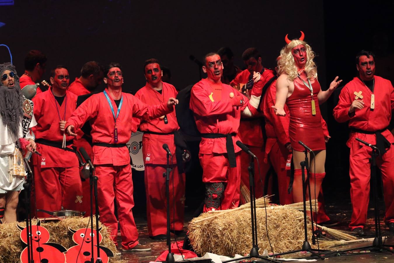 El Cine-Teatro Balboa acogió, anoche, una nueva edición del tradicional 'Certamen de murgas'. Un despliegue de humor, parodia e ironía con el que 'Los Pasotas', 'Las Inesperadas 2.0' y 'Los Carapipas' sedujeron al público asistente. Más allá del colorido y la extravagancia de sus trajes, sus letras exteriorizaron inquietudes y preocupaciones, convirtiéndose en fiel reflejo de la sociedad jerezana. Pasodobles, cuplés y popurrís, compuestos por letras reivindicativas, críticas, de agradecimiento y homenaje, volvieron, un año más, a subirse al escenario.