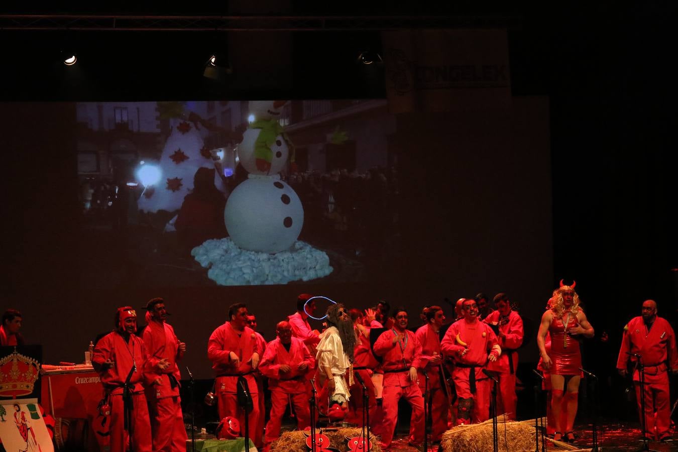 El Cine-Teatro Balboa acogió, anoche, una nueva edición del tradicional 'Certamen de murgas'. Un despliegue de humor, parodia e ironía con el que 'Los Pasotas', 'Las Inesperadas 2.0' y 'Los Carapipas' sedujeron al público asistente. Más allá del colorido y la extravagancia de sus trajes, sus letras exteriorizaron inquietudes y preocupaciones, convirtiéndose en fiel reflejo de la sociedad jerezana. Pasodobles, cuplés y popurrís, compuestos por letras reivindicativas, críticas, de agradecimiento y homenaje, volvieron, un año más, a subirse al escenario.