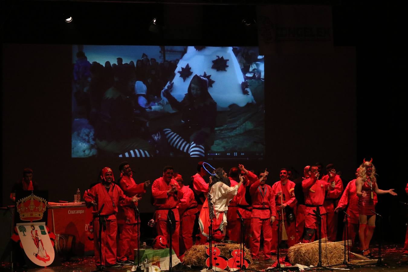 El Cine-Teatro Balboa acogió, anoche, una nueva edición del tradicional 'Certamen de murgas'. Un despliegue de humor, parodia e ironía con el que 'Los Pasotas', 'Las Inesperadas 2.0' y 'Los Carapipas' sedujeron al público asistente. Más allá del colorido y la extravagancia de sus trajes, sus letras exteriorizaron inquietudes y preocupaciones, convirtiéndose en fiel reflejo de la sociedad jerezana. Pasodobles, cuplés y popurrís, compuestos por letras reivindicativas, críticas, de agradecimiento y homenaje, volvieron, un año más, a subirse al escenario.