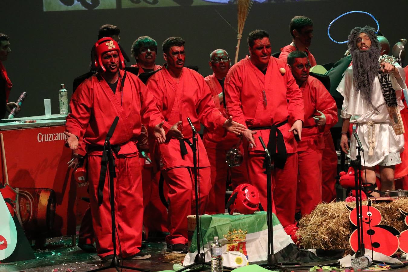 El Cine-Teatro Balboa acogió, anoche, una nueva edición del tradicional 'Certamen de murgas'. Un despliegue de humor, parodia e ironía con el que 'Los Pasotas', 'Las Inesperadas 2.0' y 'Los Carapipas' sedujeron al público asistente. Más allá del colorido y la extravagancia de sus trajes, sus letras exteriorizaron inquietudes y preocupaciones, convirtiéndose en fiel reflejo de la sociedad jerezana. Pasodobles, cuplés y popurrís, compuestos por letras reivindicativas, críticas, de agradecimiento y homenaje, volvieron, un año más, a subirse al escenario.
