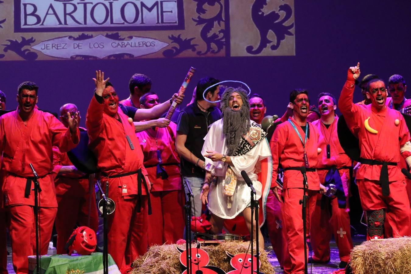 El Cine-Teatro Balboa acogió, anoche, una nueva edición del tradicional 'Certamen de murgas'. Un despliegue de humor, parodia e ironía con el que 'Los Pasotas', 'Las Inesperadas 2.0' y 'Los Carapipas' sedujeron al público asistente. Más allá del colorido y la extravagancia de sus trajes, sus letras exteriorizaron inquietudes y preocupaciones, convirtiéndose en fiel reflejo de la sociedad jerezana. Pasodobles, cuplés y popurrís, compuestos por letras reivindicativas, críticas, de agradecimiento y homenaje, volvieron, un año más, a subirse al escenario.
