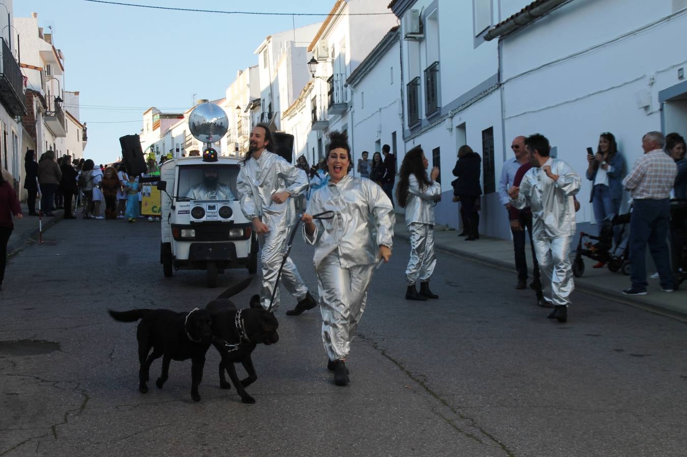 El desfile de Carnaval llenó de alegría, colorido y animación las calles de Jerez de los Caballeros. El desfile partió de la calle Eritas continuó el recorrido por el barrio de Los Mártires, la corredera Hernando de Soto y la calle Vasco Núñez, para culminar en la Plaza de España.Destacó la participación de muchos grupos, de todas las edades, pero especialmente de jóvenes, savia nueva que se va incorporando a la fiesta. Con un ambiente primaveral, fueron muchas las personas que se concentraron a lo largo del recorrido para disfrutar de este caudal de fantasía y de fiesta.