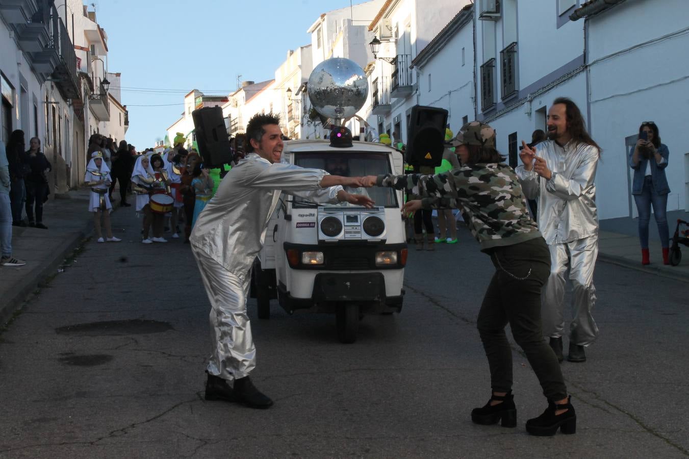 El desfile de Carnaval llenó de alegría, colorido y animación las calles de Jerez de los Caballeros. El desfile partió de la calle Eritas continuó el recorrido por el barrio de Los Mártires, la corredera Hernando de Soto y la calle Vasco Núñez, para culminar en la Plaza de España.Destacó la participación de muchos grupos, de todas las edades, pero especialmente de jóvenes, savia nueva que se va incorporando a la fiesta. Con un ambiente primaveral, fueron muchas las personas que se concentraron a lo largo del recorrido para disfrutar de este caudal de fantasía y de fiesta.